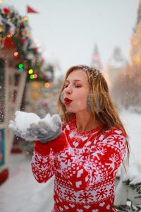 人文地理纪录片封面，摄影师在青藏高原雪山下拍摄藏族牧民生活的场景