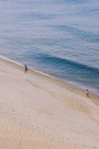 家庭伦理剧海报，一家三代人围坐餐桌，温馨又略带愁绪的家庭氛围