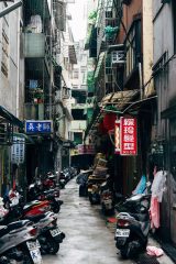 小蓝视频网站台湾爱情喜剧封面，台北街头男女主角相遇的温馨画面