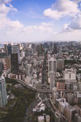 小蓝视频网站欧美科幻大剧封面，未来城市全景俯拍画面震撼