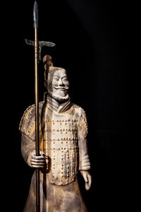 武侠仙侠剧海报，仙气飘渺的山峰间剑客御剑飞行，特效精良画面唯美
